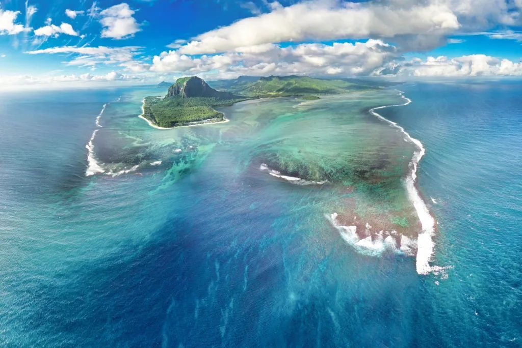 Indian Ocean horizon from the hills of Mauritius